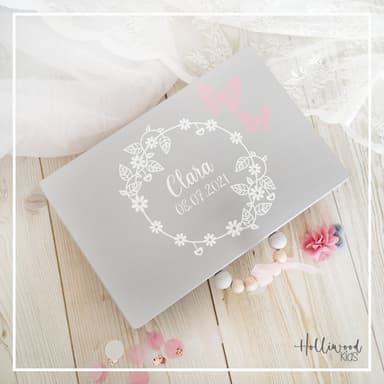 Blütenkranz mit Schmetterlingen