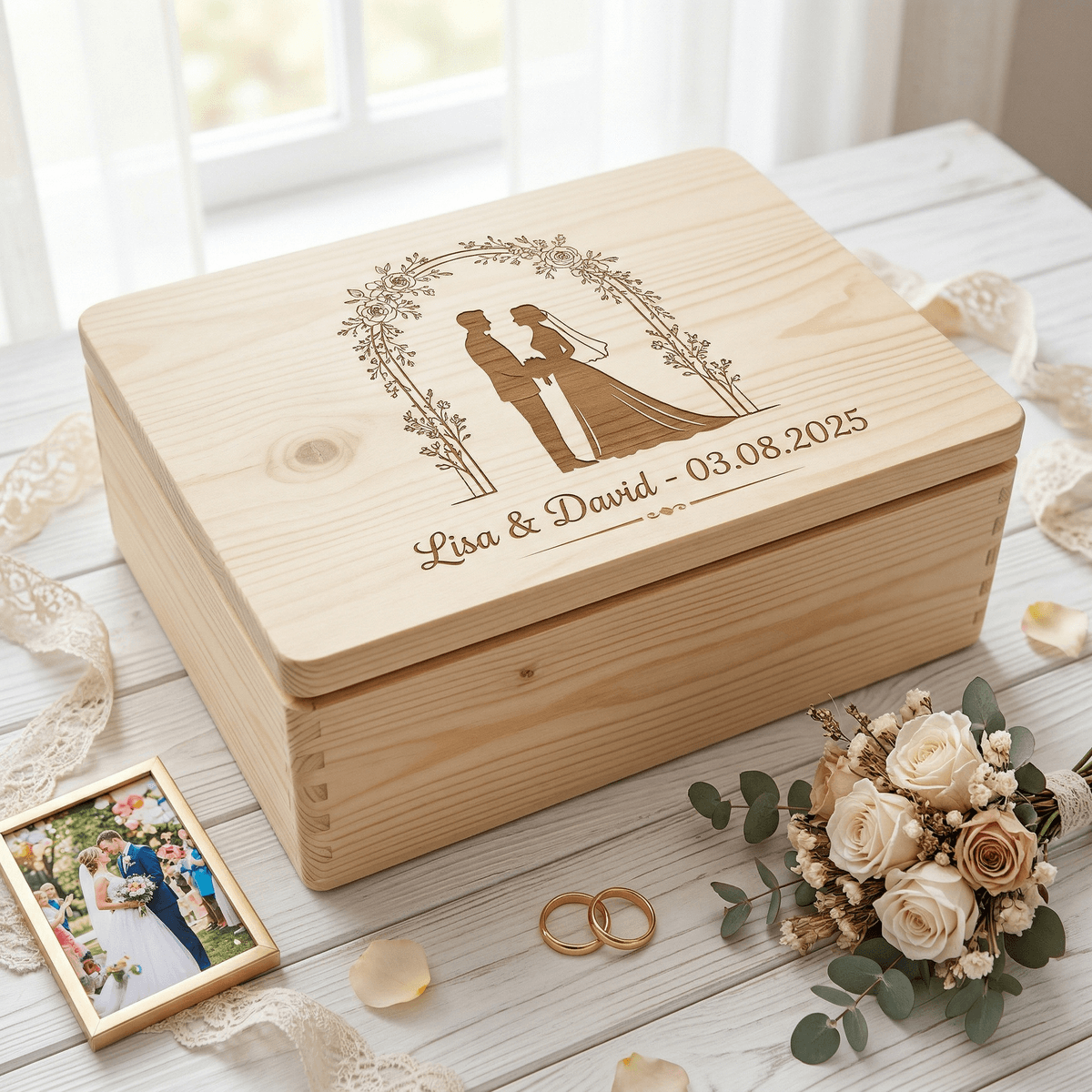 Brautpaar Erinnerungsbox – Brautpaar-Silhouette unter Blumenbogen